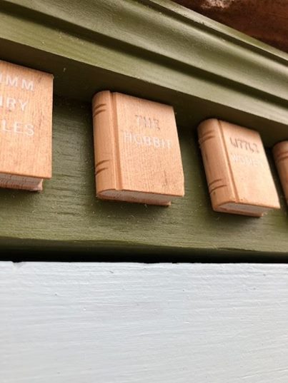 Davis_MacDonald's tweet photo. A woman from Idaho transformed a rotting tree in her yard into a charming neighborhood #library! Read the whole story here: https://t.co/ZzAgqqyZTI
#LittleFreeLibrary #NeighborhoodLibrary https://t.co/RWCzqyC2fi