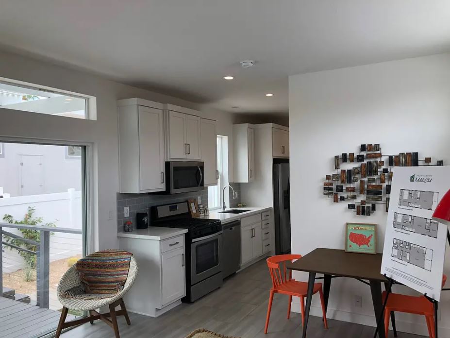 PhilSpencerTV's tweet image. Great to catch-up with @theipaper's @the__chez about solving Britain's #HousingCrisis! 
Is the rise of micro-homes more of hindrance than a help? 👇 inews.co.uk/news/long-read…

#UK #MicroHomes #Property