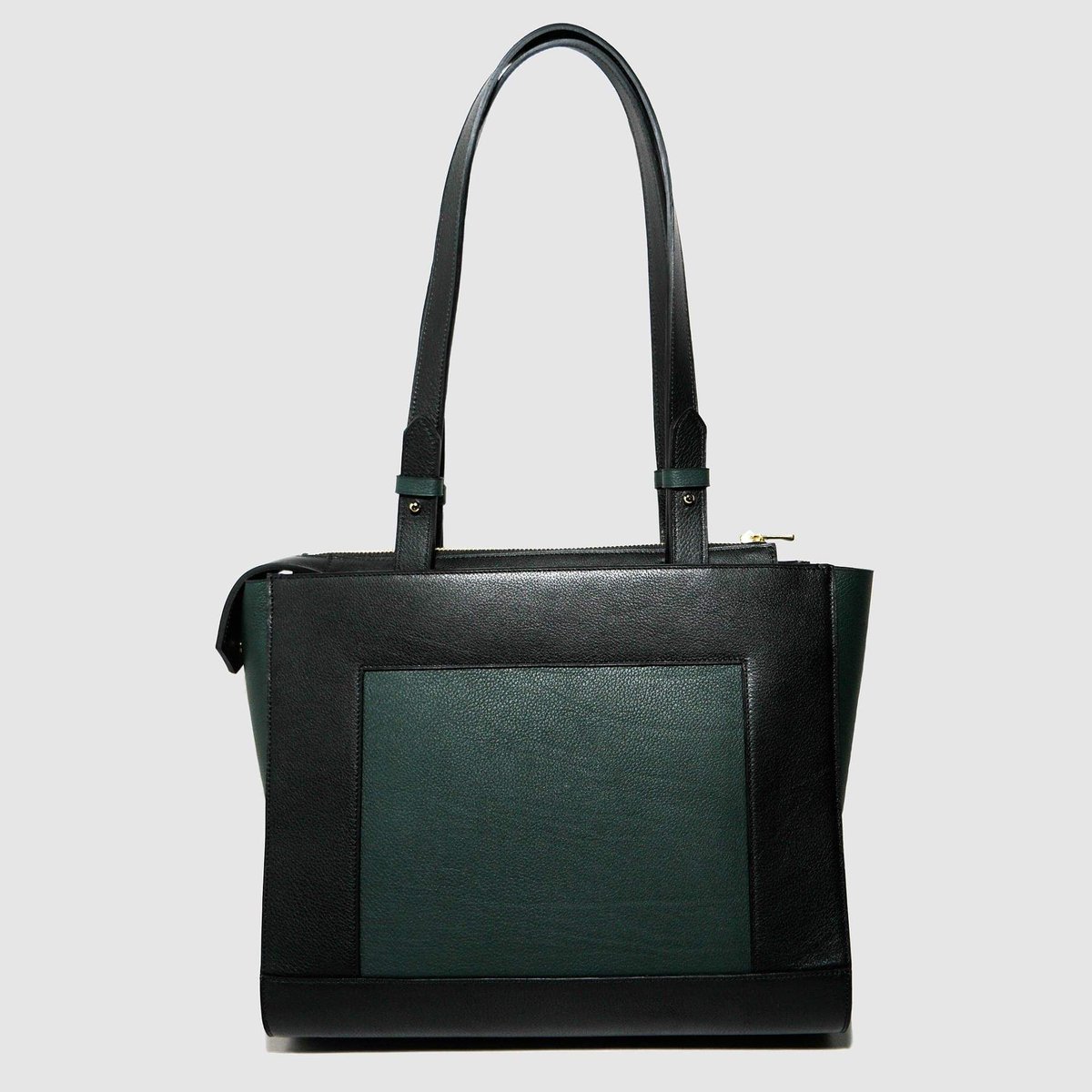 SacFustel's tweet photo. Le #premier #sac de l'année #2019 pour l' #atelier @SacFustel. Sac #bicolore #vert et #NOIR. #fabriqueenfrance et #pièce #unique. #maroquinerie de #bretagne https://t.co/5cHVjdPchD