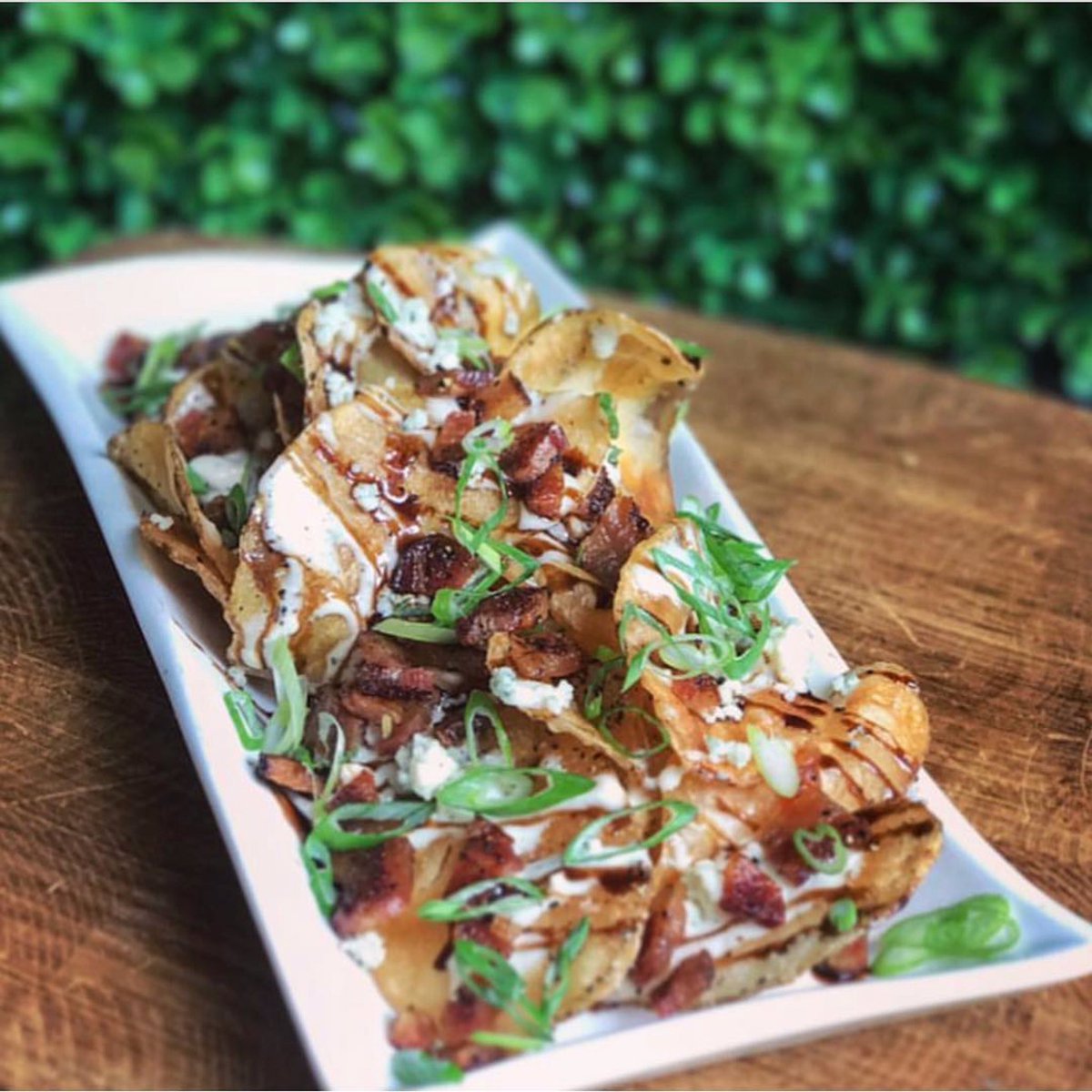 Table23Tally's tweet photo. @table23tally
Start dinner tonight with these amazing Gorgonzola Chips! House Made Potato Chips topped with chopped Peppered Bacon &amp; Balsamic Glaze, Housemade Gorgonzola Dressing for dipping! $6 #table23tally #dinnermenu ##gorgonzola #potatochips #appetizers #fsu #ihearttally https://t.co/jOuRx3NhCk