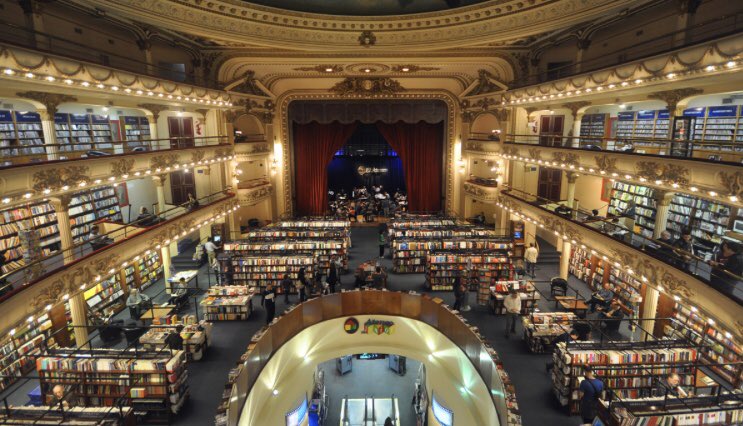 AnthonyBassani1's tweet photo. La librairie « El Ateneo » a Buenos Aires a été désignée le 4 Janvier « plus belle librairie du monde ». L’édifice était initialement un théâtre . Elle comporte 200 000 livres. La scène est quant à elle un salon de thé . Chef d’œuvre absolu . https://t.co/sNKV4P1NsC