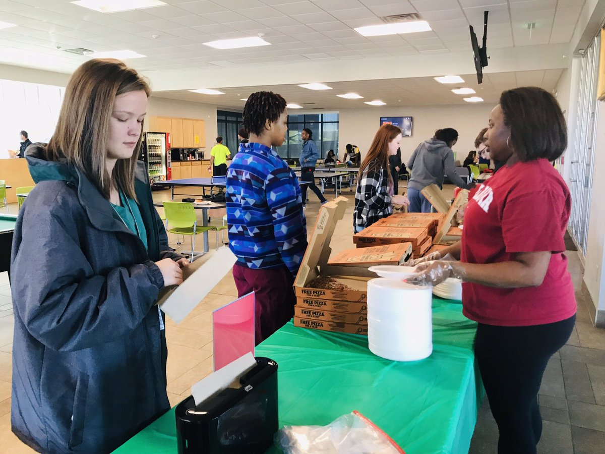 MCCEagles's tweet image. Pizza with the President has started in the Quave! Come join us! #welcomebackweek #pizzawiththepresident