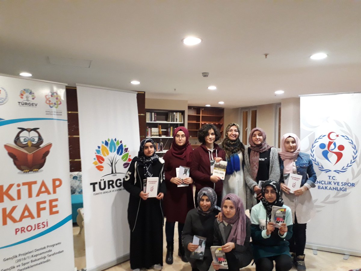 Türgev Kitap Kafe kapsamında, 'Gençler Arası Münazara Yarışması'nda kazanan takım ve katılan takım grubuna Proje Koordinatörü @selvasevincer tarafından hediye takdim edildi. <a href="/GSBgenclik/">Gençlik Hizmetleri</a> @GSBgenclikproje <a href="/gencliksporbak/">Gençlik ve Spor Bakanlığı 🇹🇷</a> <a href="/turgev/">TÜRGEV</a>