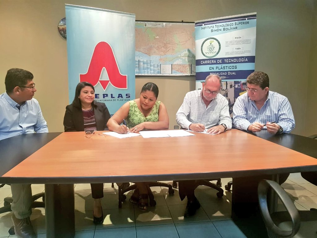 ISTSB_Oficial's tweet photo. Hoy el #ITSSB firmó  convenio con #DOLTREX, una empresa más que se une a contribuir con la #formacionDual. Contamos con nuestra  Secretaría de Educación Superior #Senescyt  #EducaciónTecnologica #Somos #ElBrazoFuerteDeLaProducción https://t.co/WDjojRsfnD