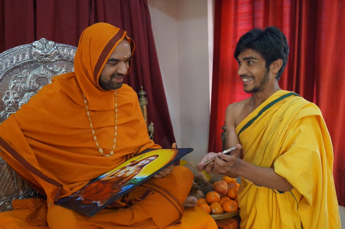 UllekhaMhMandal's tweet photo. ಆದಿಗುರು ಶಂಕರಾಚಾರ್ಯರ ಚಿತ್ರ 
ರಚನೆ #ಶ್ರೀಭಾರತೀಗುರುಕುಲಮ್  @Gurukula_SRPM  ವಿದ್ಯಾರ್ಥಿ
ಈಗ ಡಿಪ್ಲೋಮಾ ಅಭ್ಯಾಸ ಮಾಡುತ್ತಿರುವ ರವೀಂದ್ರ ಹೆಗಡೆ
@sdpmandala ಮುಗದೂರಿನ ಶ್ರೀ ರಾಮಕೃಷ್ಣ ಹೆಗಡೆಯವರ ಪುತ್ರ
@SriMathaBlore ದಲ್ಲಿ@SriSamsthana ದವರಿಂದ ಪ್ರಶಂಸೆ ಹಾಗೂ ಆಶೀರ್ವಾದ
@ShankaraPeetha
@HMahamandala https://t.co/bUB1UEHLWp