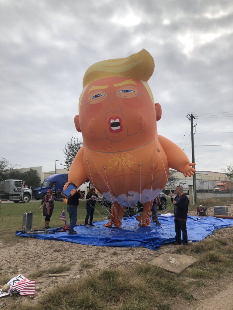 edwrdmoreno's tweet image. Anti-Trump protesters setting up a baby Trump balloon outside the McAllen Border Patrol station.