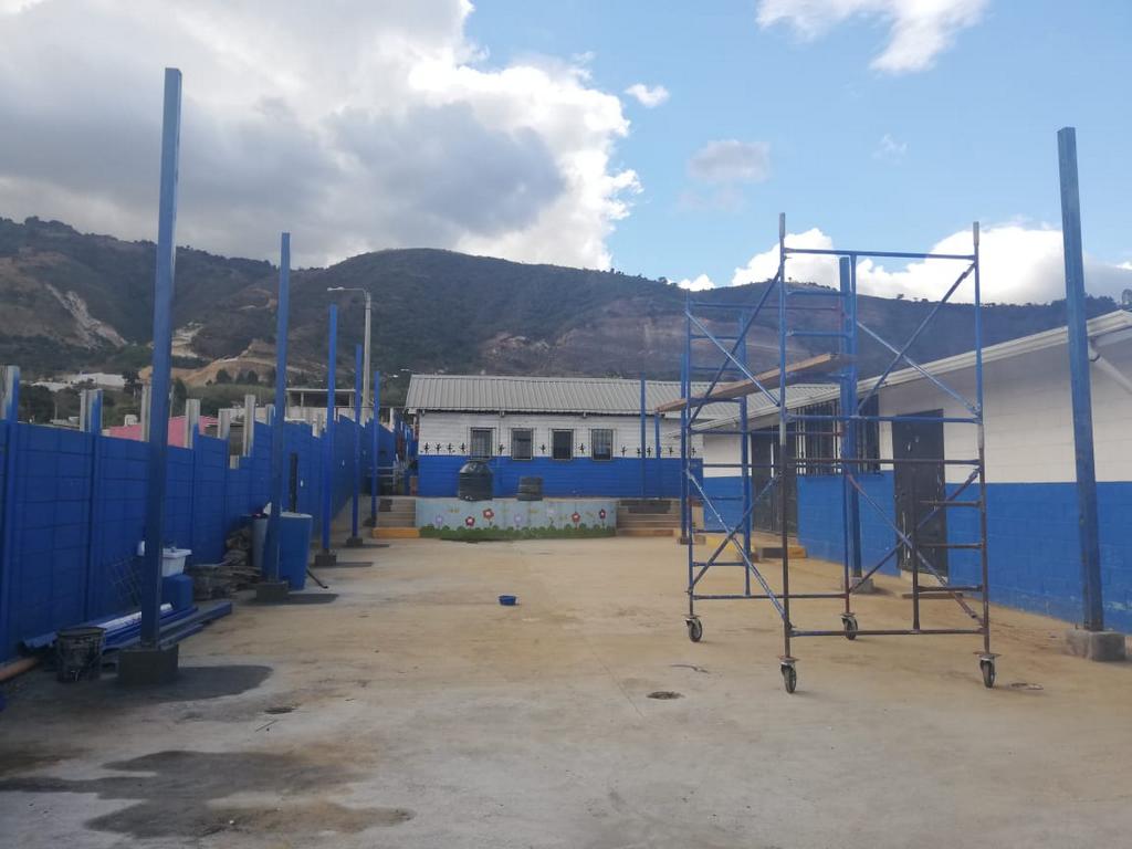 InfraVN's tweet photo. Trabajos de fundición de bases de cubierta metálica en Escuela Los Cedros, Barcenas. https://t.co/j4eX6ci7bK
