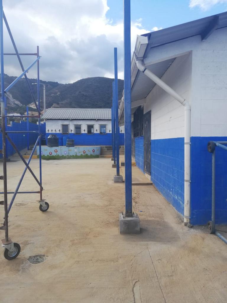 InfraVN's tweet photo. Trabajos de fundición de bases de cubierta metálica en Escuela Los Cedros, Barcenas. https://t.co/j4eX6ci7bK