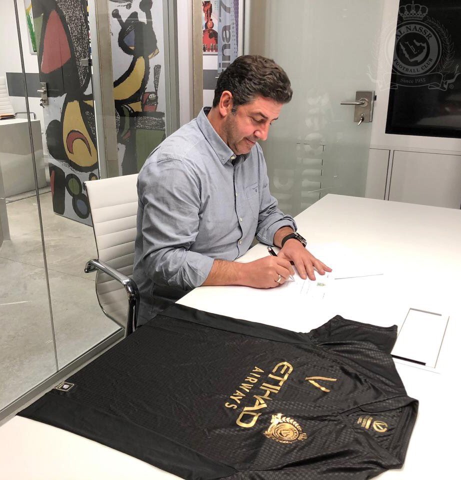 AlNassrFC_EN's tweet photo. Officially, #ALNASSR signed a year and a half contract with Portuguese head coach Rui Vitória! https://t.co/WNs9L0ZYqs