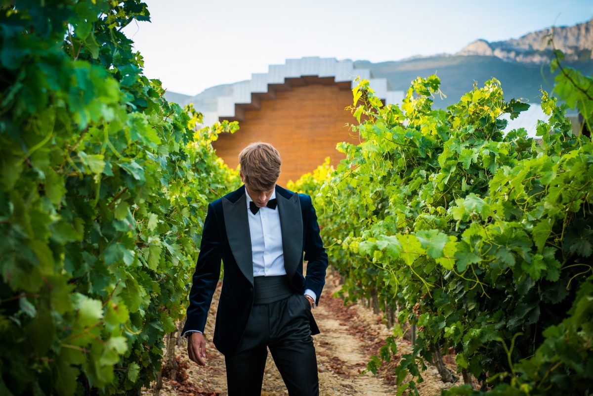 El esmoquin de Terciopelo 
1.  Chaqueta a medida de esmoquin de terciopelo, con solapas de pico en satén negro. 
2. Detalles: Pajarita y Fajín de satén negro, a juego con la solapa de la chaqueta y los vivos de los bolsillos. 
#tomblackstyle #editorial #estilo #traje #menswear