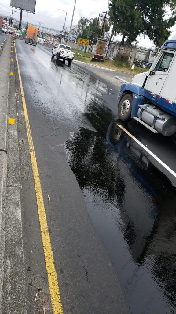 InfraVN's tweet photo. Infraestructura, atendiendo la emergencia de derrame de acido y lubricante sobre el asfalto en el Km. 19 C-A Norte. https://t.co/rb3CPb9Lpr