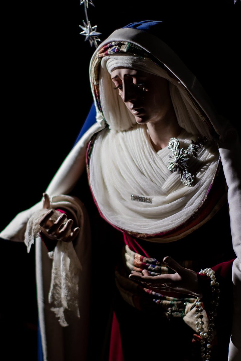 hdadlaestrella's tweet photo. 📸 Daniel Valencia (@blogalcompas) realizó estas fotografías a la Virgen de la Estrella estando aun vestida de hebrea. Mira la galería completa en nuestra web: https://t.co/GrK9DUvhhK https://t.co/ERVFYywEAy