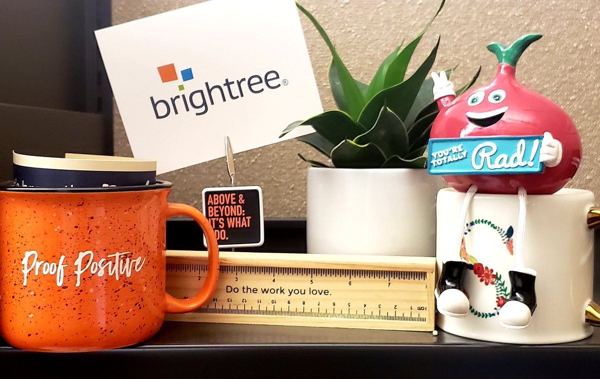 SulskiSays's tweet photo. Growing my knickknack collection, how's yours shaping up?

#cubiclenation #homesweetcubicle https://t.co/RRJvGf2Xcu