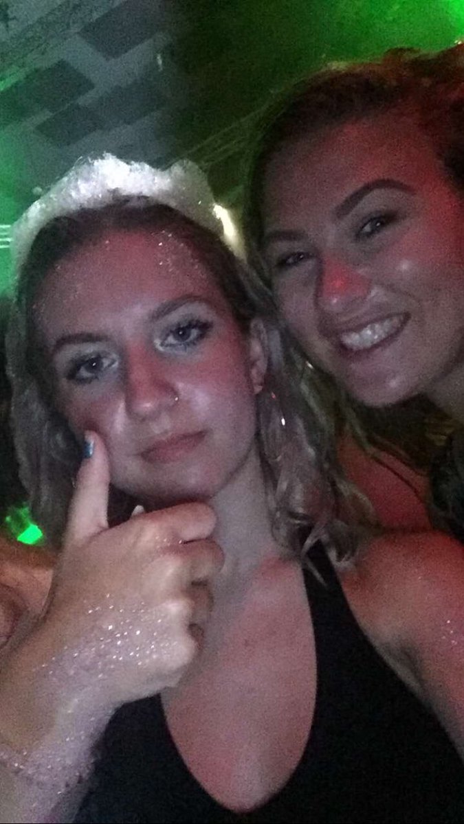 vickymalcolmxo's tweet photo. @_miabrown happy bday my qweeen, love u lots❤️❤️ https://t.co/AnUU1NqJsX