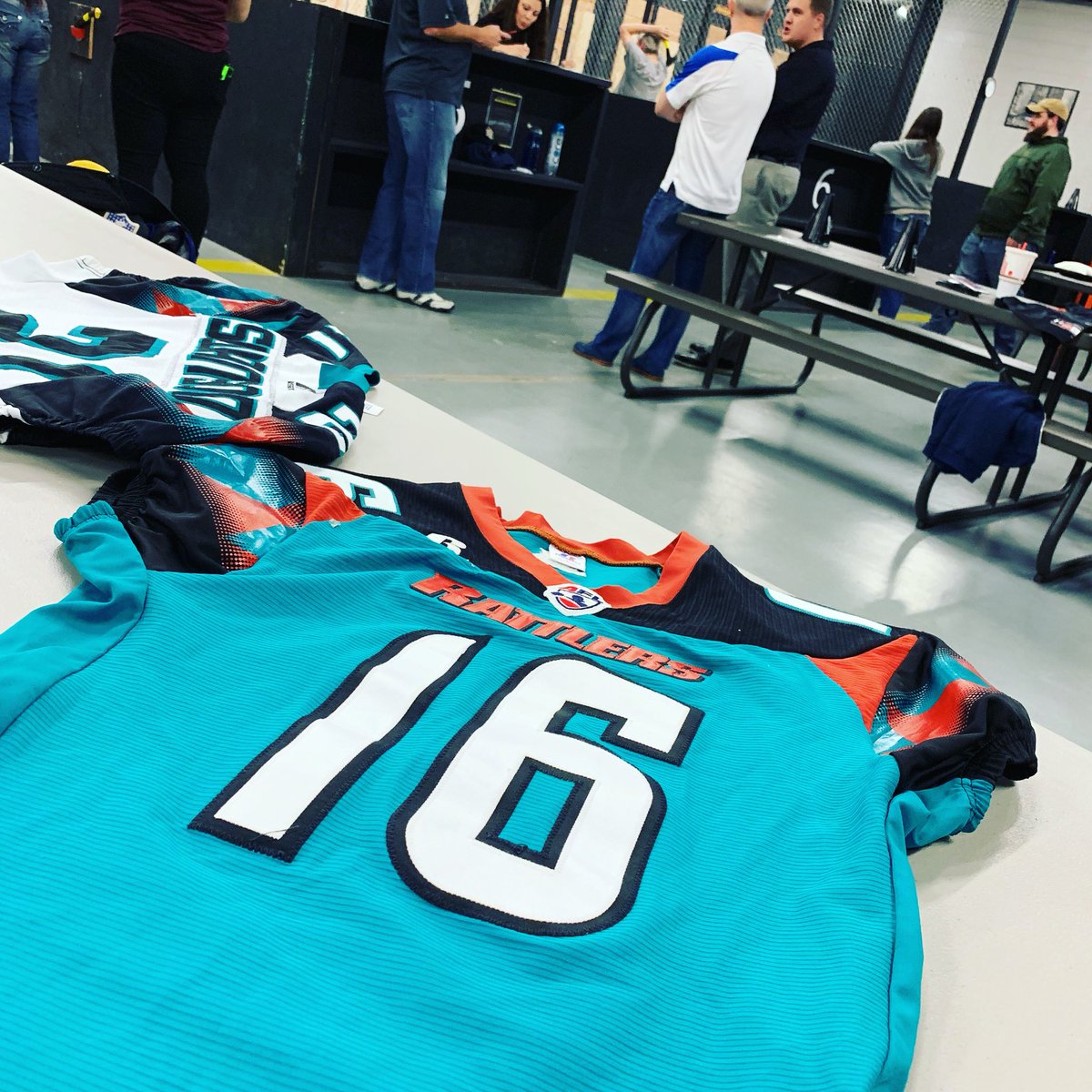 axethrowingphx's tweet photo. Shout out to the @arizonarattlers of the @aflarenaball for coming to throw axes and hang out with us last night! 🏈

Here’s to a great upcoming season! Come back soon 🎯

#LumberjAxes #AxeThrowingPHX #ArizonaRattlers https://t.co/GGDa8fh9Bc