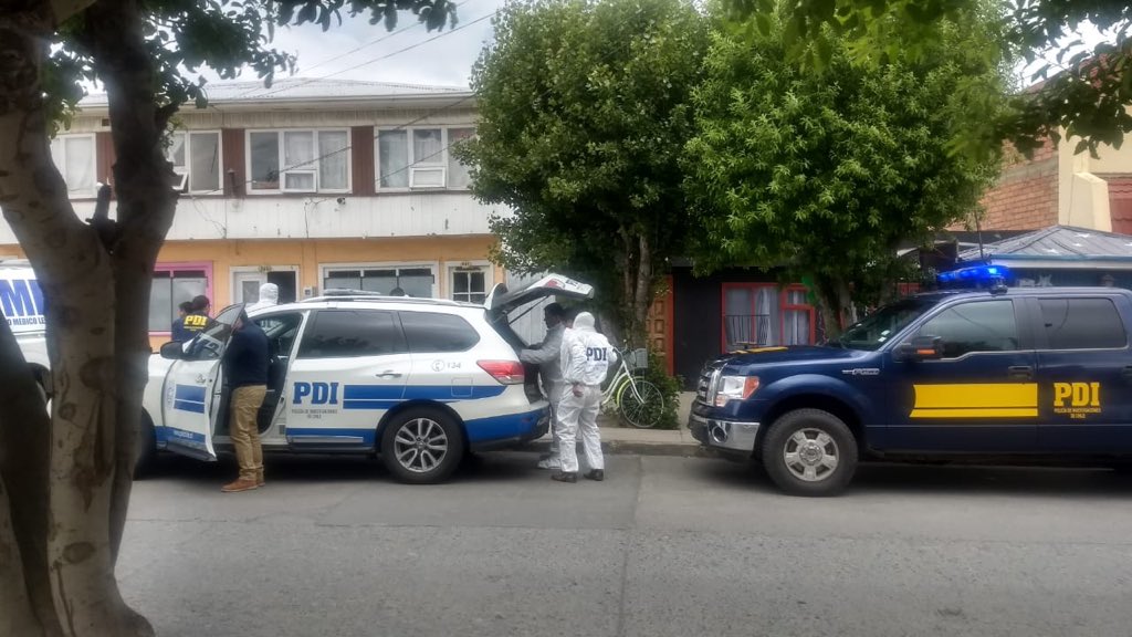 Oficiales de la <a href="/PDI_Magallanes/">PDI_Magallanes</a> investigan el fallecimiento de un hombre de 32 años en #PuertoNatales. Se descartó la intervención de terceras personas en el deceso.