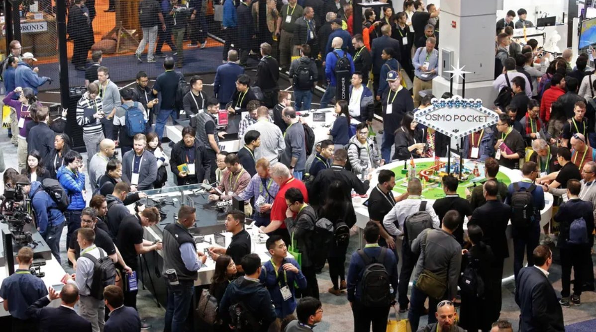 FrenchTechBdx's tweet photo. 🎙️ France @Bleu_Gironde en direct du #CES2019 de Las Vegas 🇺🇸 ce jeudi matin avec 3 membres de la #TeamNAqui >> https://t.co/87nPEY2Xav 
> @HilaireFosse service startup @NvelleAquitaine 
> @philippemetayer directeur général délégué @FrenchTechBx 
> Kevin Empociello @u_reflect https://t.co/3N5XpRvmlY