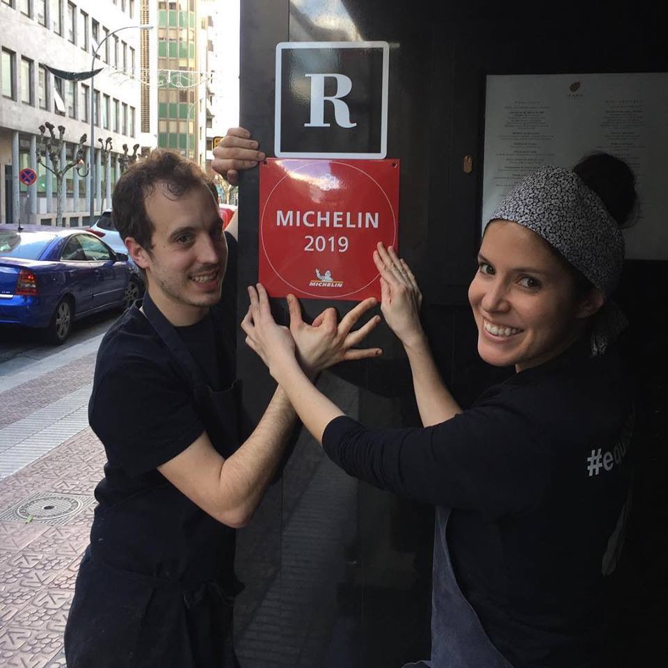 Felices de ver a <a href="/caro_sanchezr/">Carolina Sánchez</a> , participante en nuestro programa <a href="/JovLideresIB/">Jóvenes Líderes Iberoamericanos</a>, colocando el reconocimiento de la #GuíaMichelin en la entrada del <a href="/Rest_ikaro/">Restaurante Ikaro</a>, del que es chef y propietaria. ¡Enhorabuena!