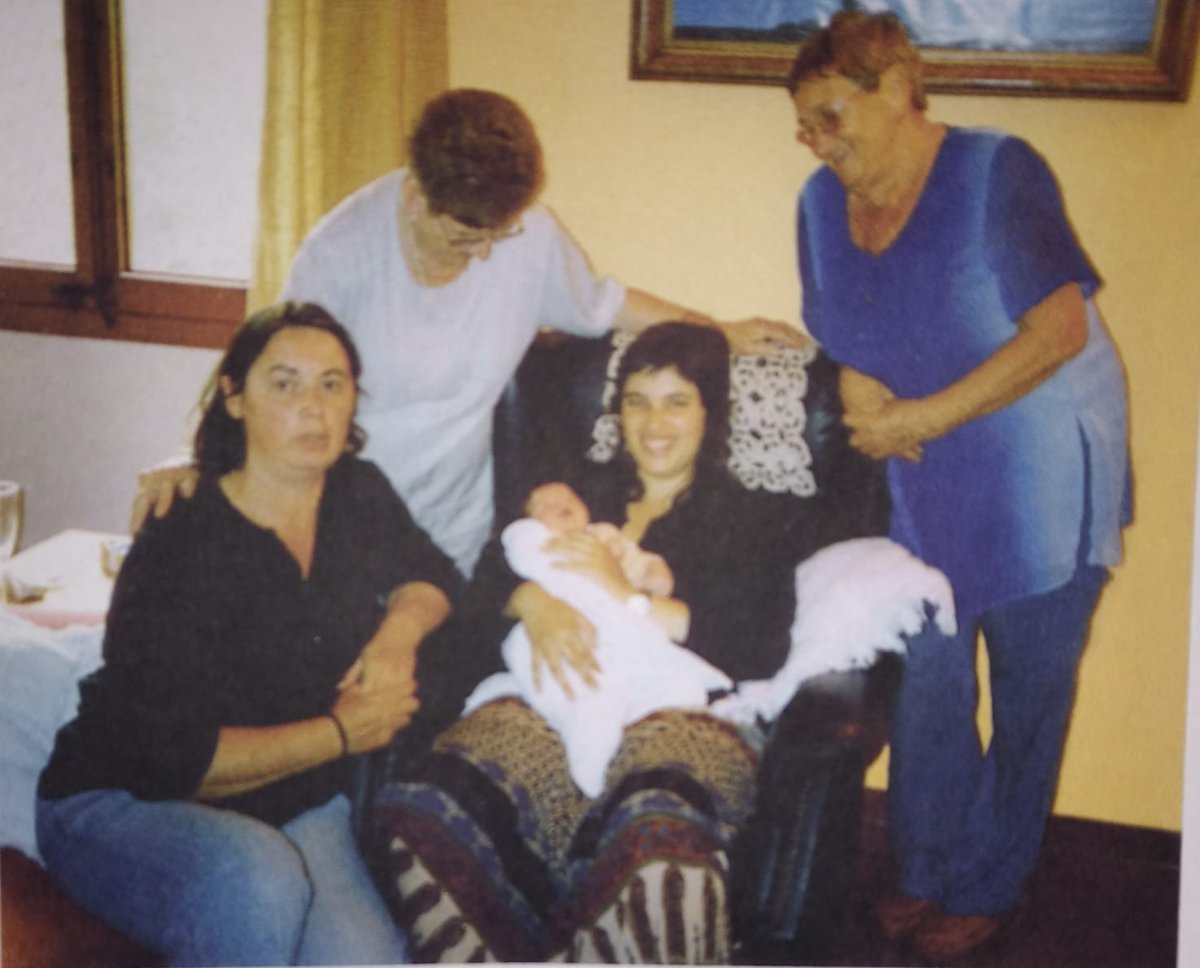 ribas_lluis's tweet image. Mola molt l'etiqueta #FourGenerations, jo encara vaig un pas més enllà : el meu fill té la foto de #FiveGenerations
El meu fill, amb la mare, l'àvia, la besàvia i la rebesavia!!
#quiendamas?