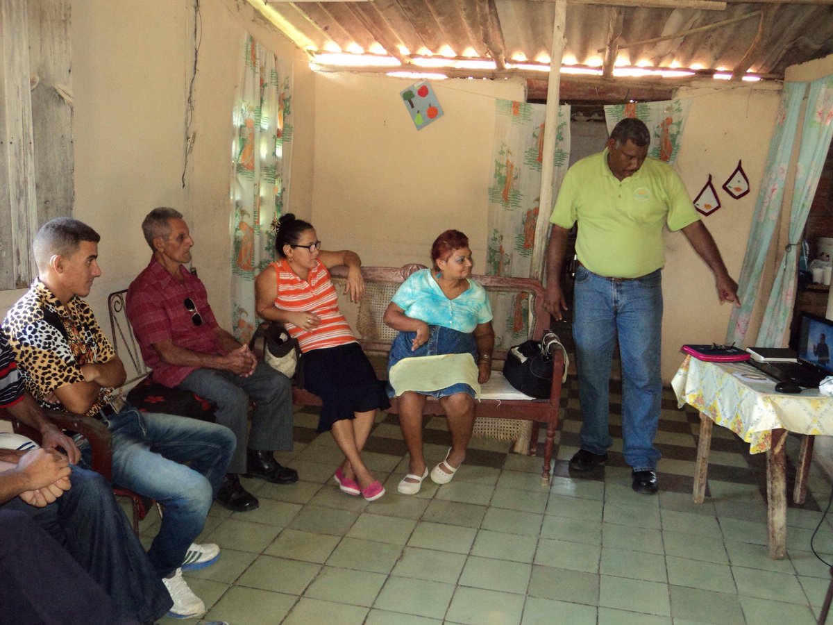 Personas Sordas en Manzanillo, provincia Granma, a unos 800km de la Habana, reciben Evangelio de Lucas capítulo 1-12, en Lengua de Señas Cubana. Facilitadores de diversos ministerios hacen posibles esta importante labor. Equipo de Traducción ahora trabaja en  Lucas 13-24.