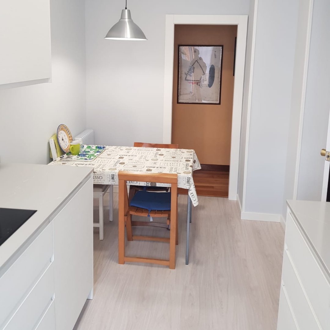 En 15 días hemos cambiado fontanería y electricidad, hemos enchapado el frente de la cocina y colocado un suelo vinilico  #pergo

Hemos lucido y pintado las paredes sobre el azulejo existente y rematado con una encimera compac y mobiliario de #Delta #Cocinas. ¡Rápido y económico!