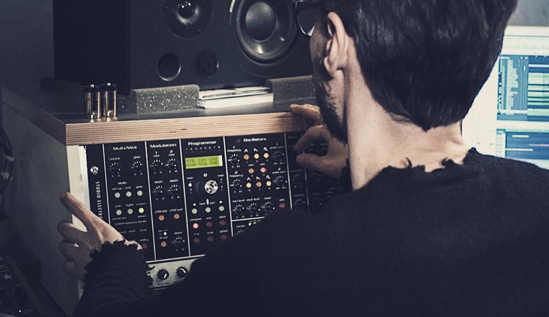 steve_bug's tweet image. My Tech Talk with EB.TV will be released next Tuesday on eb.tv 
🎛🎹📺
.
.
.
#techtalk #ebtv #stevebug #analoggear #studiolife #insights #techno #productionsecrets