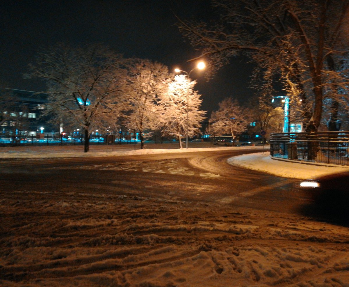 Снегот на раскрсниците покажува дека колите имаат однапред предодредени ленти за движење. Не им е потребен сиот тој простор на патот.

Од друга страна на пешаците им се потребни островите за да се чувствуваат безбедно, посебно ако се стари, многу млади или повредени.