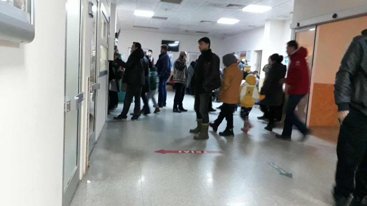 Kesinlikle hastanede sıra beklemiyoruz 90 kişi var önümde .