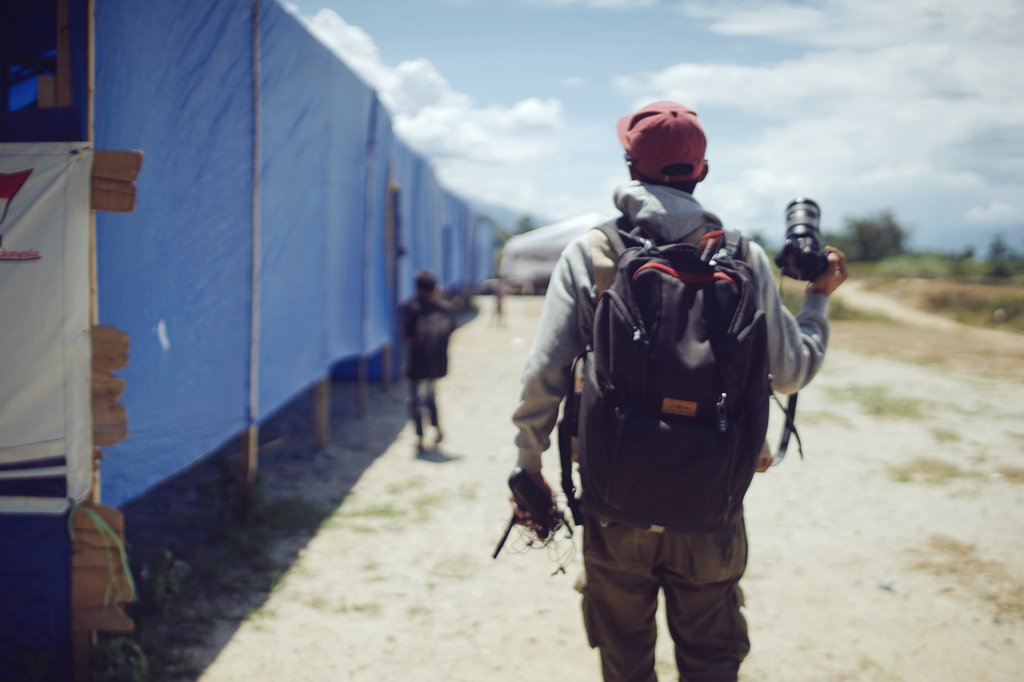 FRHcheko's tweet image. Documentary is about..
Bagaimana kita menyelam menjadi bagian dari peristiwa-peristiwa dan masuk dalam situasi psikososial para pengungsi.
Cerita survive mereka dr bencana, selalu membuat gemetar saat pengambilan gambar.

Sigi: Jonooge
Gempa + Likuifaksi

#WHO
#RiskComm
#Day4