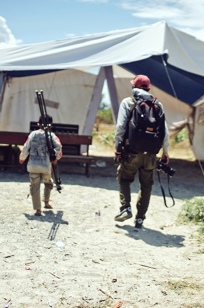 FRHcheko's tweet image. Documentary is about..
Bagaimana kita menyelam menjadi bagian dari peristiwa-peristiwa dan masuk dalam situasi psikososial para pengungsi.
Cerita survive mereka dr bencana, selalu membuat gemetar saat pengambilan gambar.

Sigi: Jonooge
Gempa + Likuifaksi

#WHO
#RiskComm
#Day4