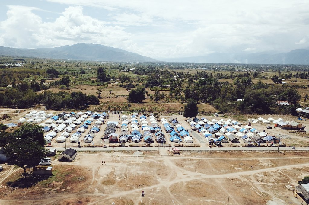 FRHcheko's tweet image. Documentary is about..
Bagaimana kita menyelam menjadi bagian dari peristiwa-peristiwa dan masuk dalam situasi psikososial para pengungsi.
Cerita survive mereka dr bencana, selalu membuat gemetar saat pengambilan gambar.

Sigi: Jonooge
Gempa + Likuifaksi

#WHO
#RiskComm
#Day4