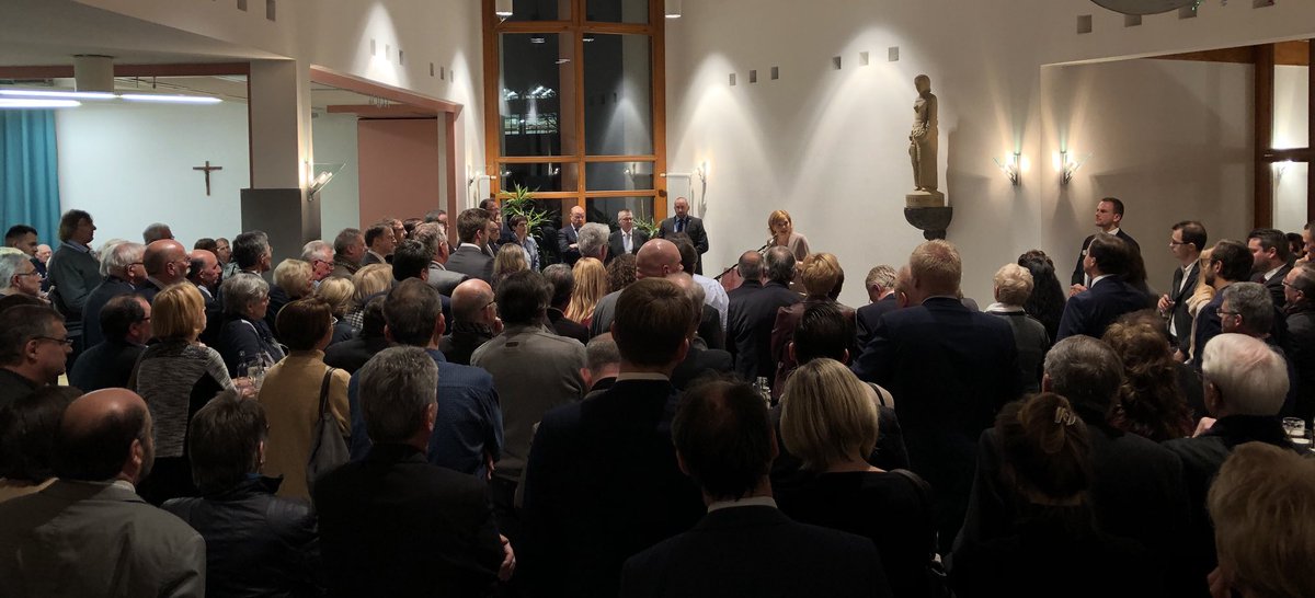 BMLEH_Bund's tweet photo. Volles #Bürgerhaus beim #Neujahrsempfang in #Kottenheim - zum Thema Zukunft der ländlichen Räume.

BMin @JuliaKloeckner stellt Aktivitäten des @bmel vor - mehr Geld, erweiterte Fördermöglichkeiten, neue Ansätze für innovative Projekte. Es geht um Augenhöhe zwischen Stadt und Land https://t.co/PqpBAj6P36