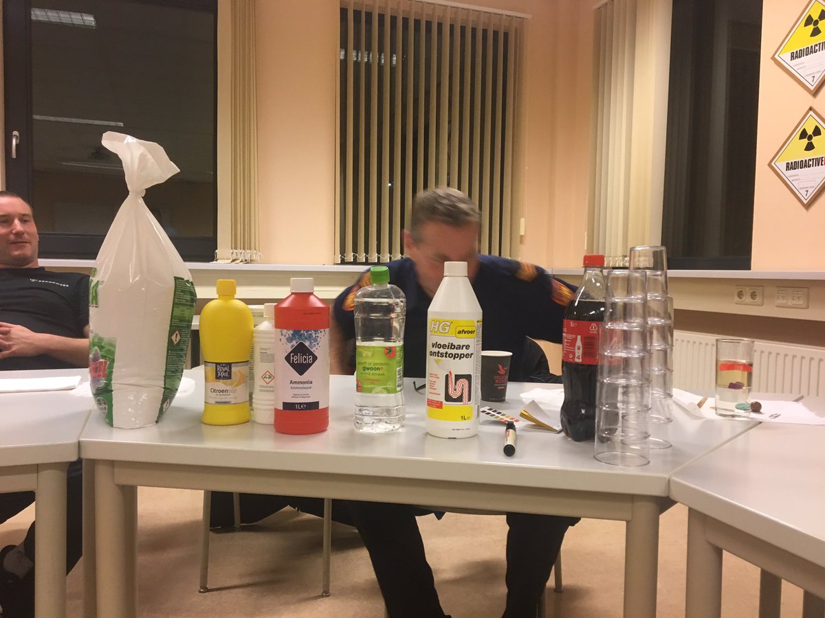 RuudBraaksma's tweet photo. Vanavond Les in #scheikunde voor de nieuwe #bevelvoerders in opleiding. #vrnhn https://t.co/AYR1JfuElm