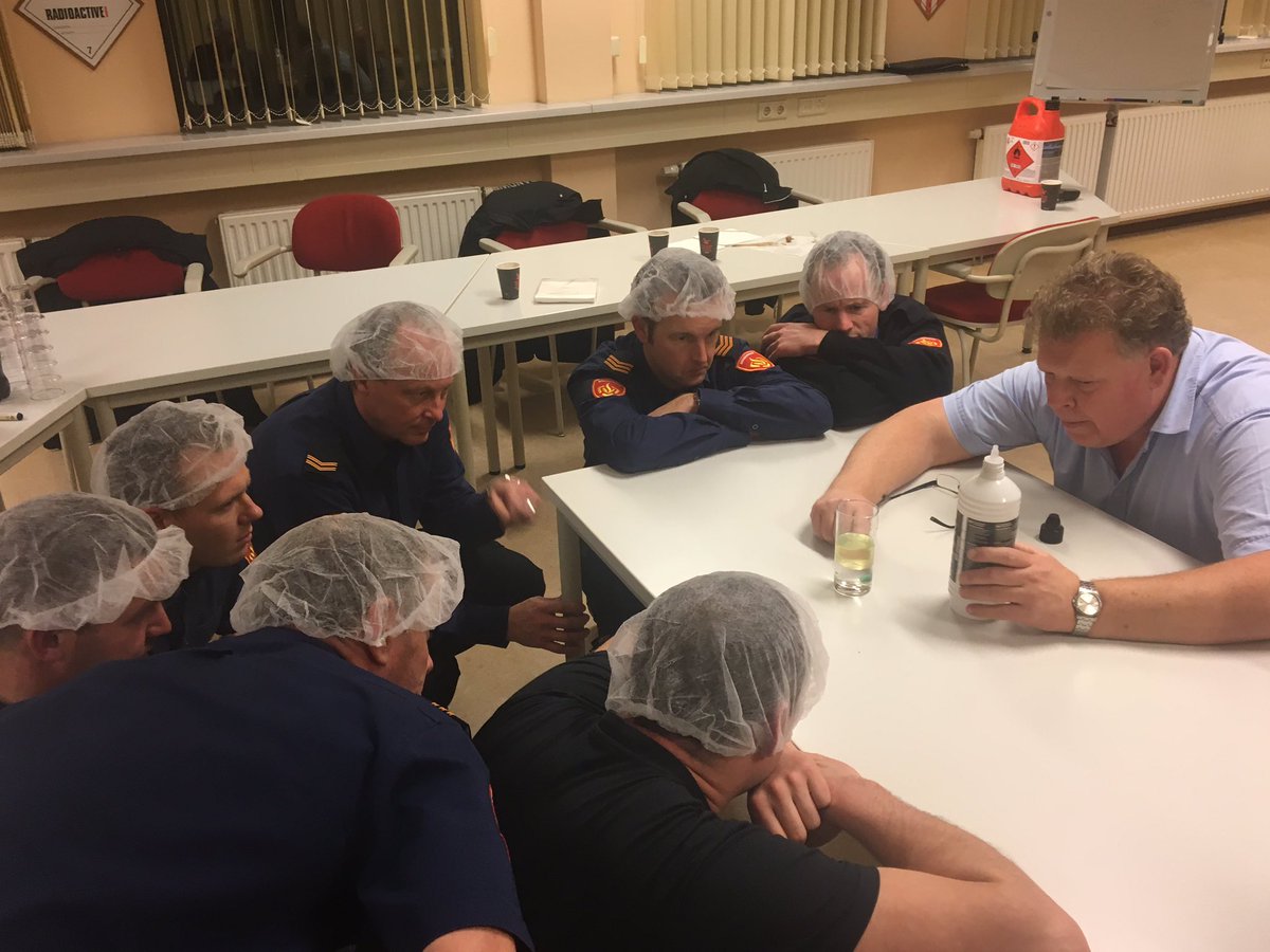 RuudBraaksma's tweet photo. Vanavond Les in #scheikunde voor de nieuwe #bevelvoerders in opleiding. #vrnhn https://t.co/AYR1JfuElm