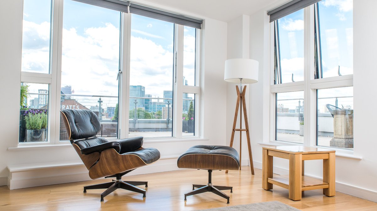 barcelonadesig1's tweet image. Breaking the monochromatic tone of the room, this gorgeous Eames Lounge Chair Replica by @barcelonadesigns adds glits yet giving the warmth to the room.
buff.ly/2leFefh
#eamesloungechair #midcenturyfurniture #barcelonadesigns #vitrareplica #interiordesign #charleseames