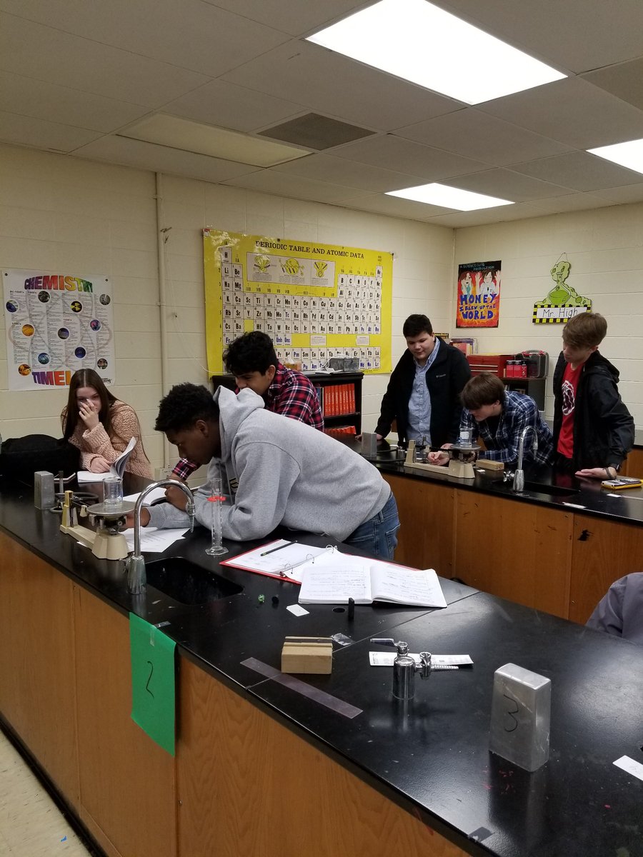 high_hhs's tweet image. HHS Chemistry students exploring measurements and density. #TeamDCS #TeamHHS