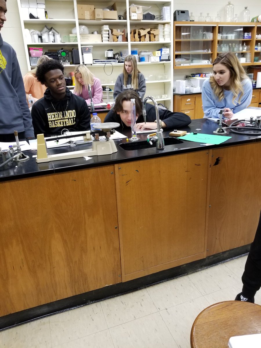 high_hhs's tweet image. HHS Chemistry students exploring measurements and density. #TeamDCS #TeamHHS