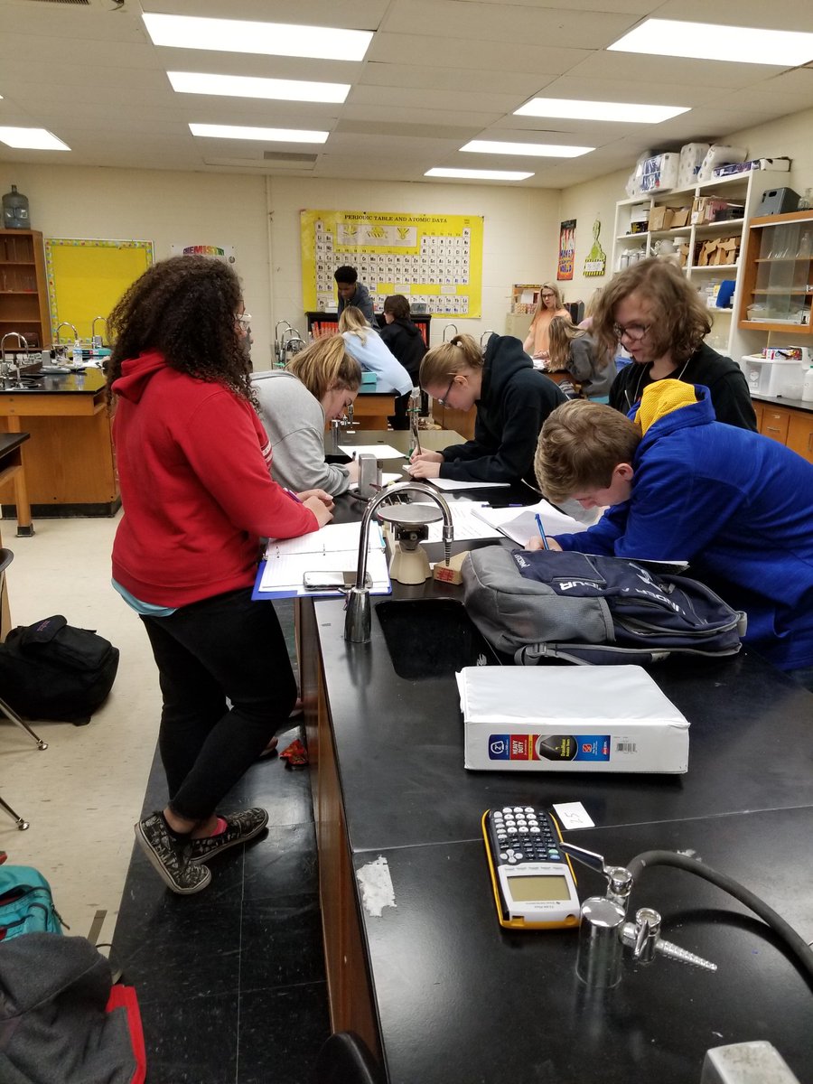 high_hhs's tweet image. HHS Chemistry students exploring measurements and density. #TeamDCS #TeamHHS