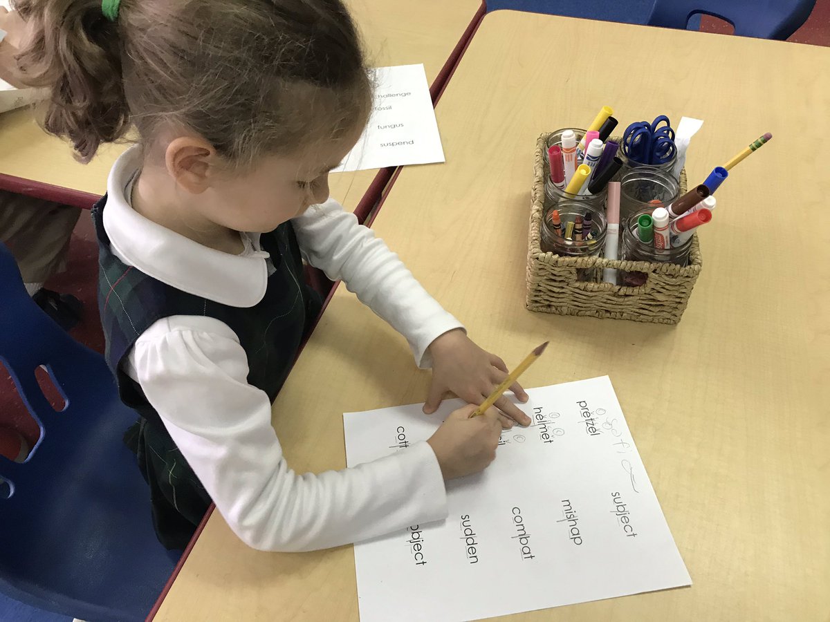 Rebatalie1st's tweet image. Short vowel rule dictation, magic E sorting, and syllabication... we continue to brush up on phonics fun learned so far. #trinitylearns