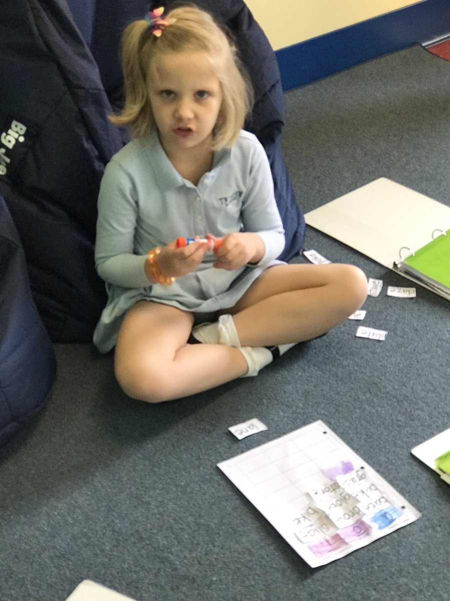 Rebatalie1st's tweet image. Short vowel rule dictation, magic E sorting, and syllabication... we continue to brush up on phonics fun learned so far. #trinitylearns