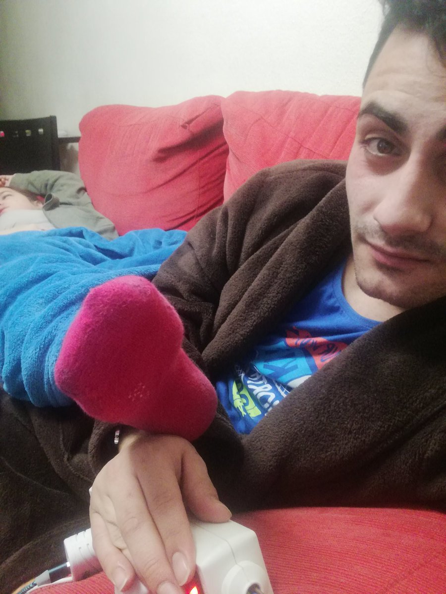 Jsbbol's tweet image. Cuando no te dejan espacio en el sofa #ÚLTIMAHORA