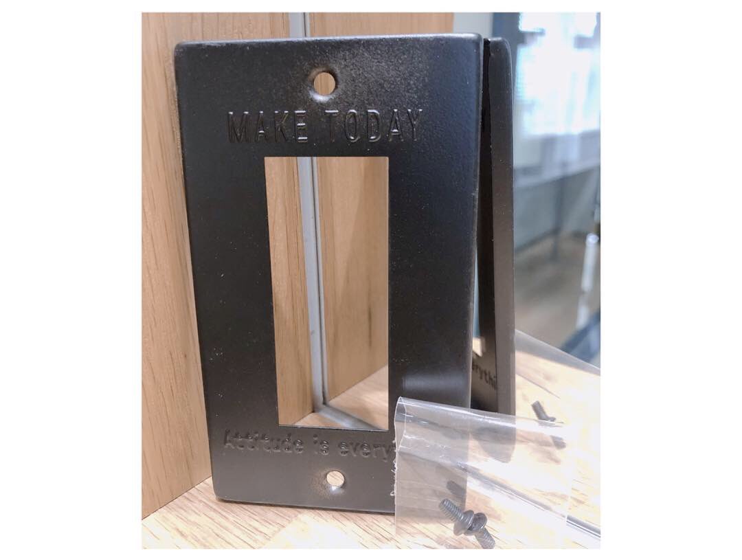 株式会社ミツキ 株式会社ミツキです 本日の写真はスイッチ コンセントカバープレートです シンプルで おしゃれな商品です ネジ付きなのですぐに付けれることが可能 1口 2口 3口 ワイドと 形も様々あります 是非使って見てください