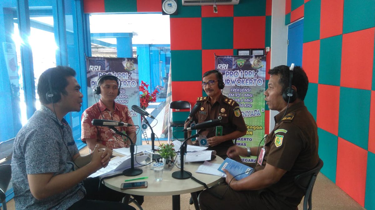 kejari_pwt's tweet photo. @kejari_pwt bersama @RRIPro1PWT  laksanakan giat #jaksamenyapa di RRI Purwokerto dengan Topik Antisipasi Hoax dalam pelaksanaan pileg dan pemilu 2019, Narasumber Agus Fikri SH, Anton Sutrisno, https://t.co/otnbwRZN91, Sukirno, SH. MH dipandu Robin Abdurrahman (10/01/2019). https://t.co/9osISocWbU