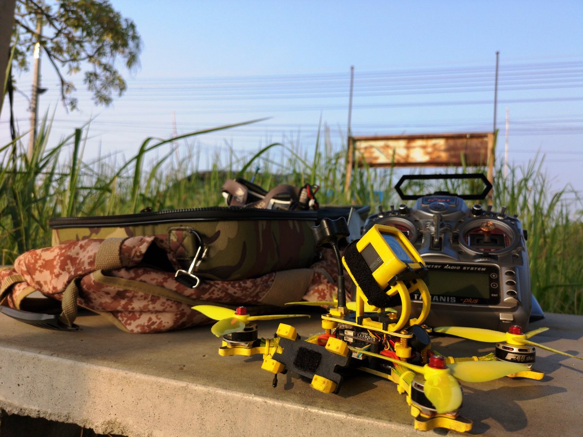 Cedric_Crispin's tweet photo. Another classic morning at the flying field. Nothing better than flying 5 batteries for starting the day... #fpvthailand #fpvsamutsakhon #quadlife #hyperlitefloss #fpv #freestyledrone #r9m #frsky #taranis #skyzone https://t.co/UPVlUns2DA