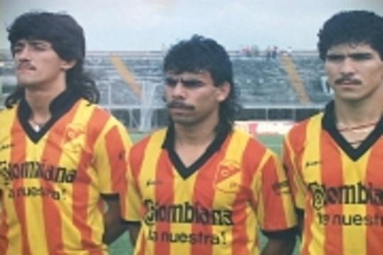 Bitacoraredonda's tweet photo. El único jugador que jugo en Deportivo Pereira, Atlético Nacional y Boca Junior fue el gran Mauricio "Chicho" Serna. Que comenzó su carrera en el "Aurirojo" jugando 40 partidos y 4 goles. En Nacional jugo 278 partido y convirtió 29 goles y en Boca jugo 90 partidos y hizo 2 goles https://t.co/vAhbk6FVsC