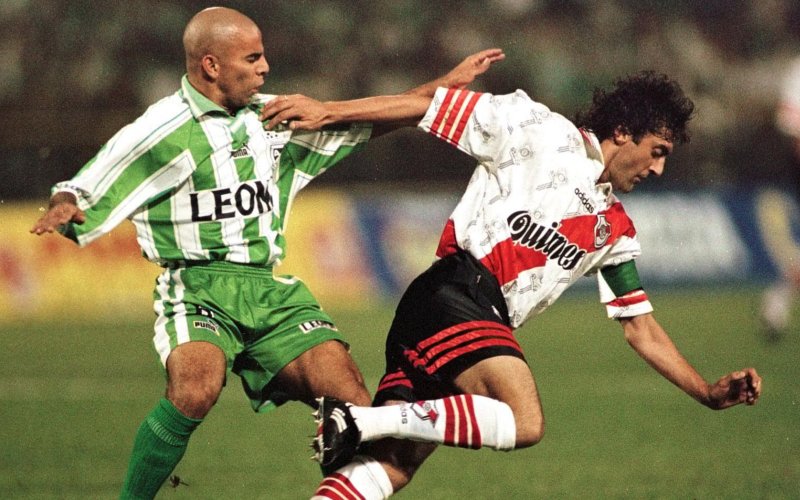 Bitacoraredonda's tweet photo. El único jugador que jugo en Deportivo Pereira, Atlético Nacional y Boca Junior fue el gran Mauricio "Chicho" Serna. Que comenzó su carrera en el "Aurirojo" jugando 40 partidos y 4 goles. En Nacional jugo 278 partido y convirtió 29 goles y en Boca jugo 90 partidos y hizo 2 goles https://t.co/vAhbk6FVsC