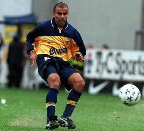 Bitacoraredonda's tweet photo. El único jugador que jugo en Deportivo Pereira, Atlético Nacional y Boca Junior fue el gran Mauricio "Chicho" Serna. Que comenzó su carrera en el "Aurirojo" jugando 40 partidos y 4 goles. En Nacional jugo 278 partido y convirtió 29 goles y en Boca jugo 90 partidos y hizo 2 goles https://t.co/vAhbk6FVsC