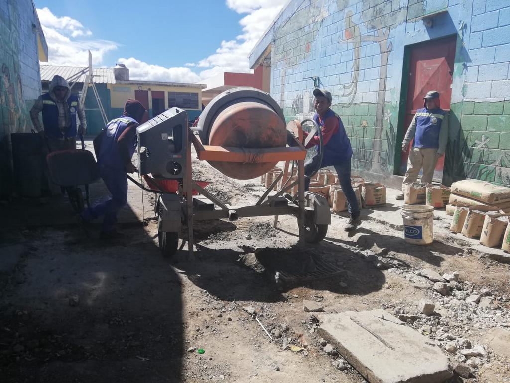 InfraVN's tweet photo. Fundición losa de concreto en patio de Escuela Villalobos I. https://t.co/19ZhAuPCf2