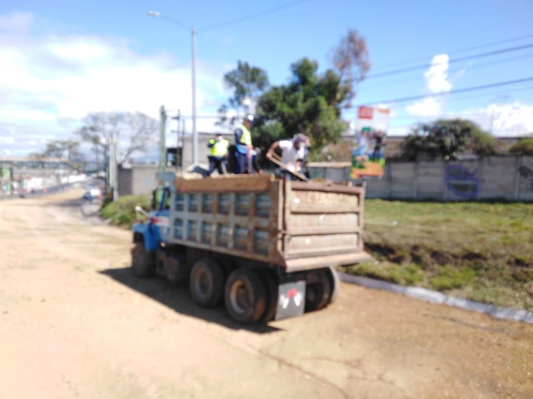 InfraVN's tweet photo. Infraestructura, atendiendo la emergencia de derrame de acido y lubricante sobre el asfalto en el Km. 19 C-A Norte. https://t.co/lHnUU5aLyX