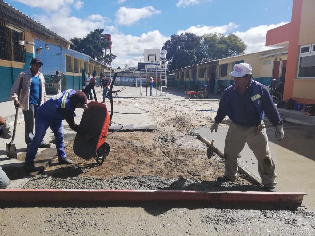 InfraVN's tweet photo. Fundición losa de concreto en patio de Escuela Villalobos I. https://t.co/19ZhAuPCf2